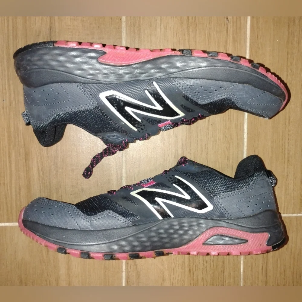 Women's New Balance Running Shoes 10 - Picture 1 of 8